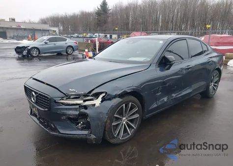 2022 Volvo S60 B5 Momentum z USA, uszkodzony, nr VIN 7JRL12FZXNG161953